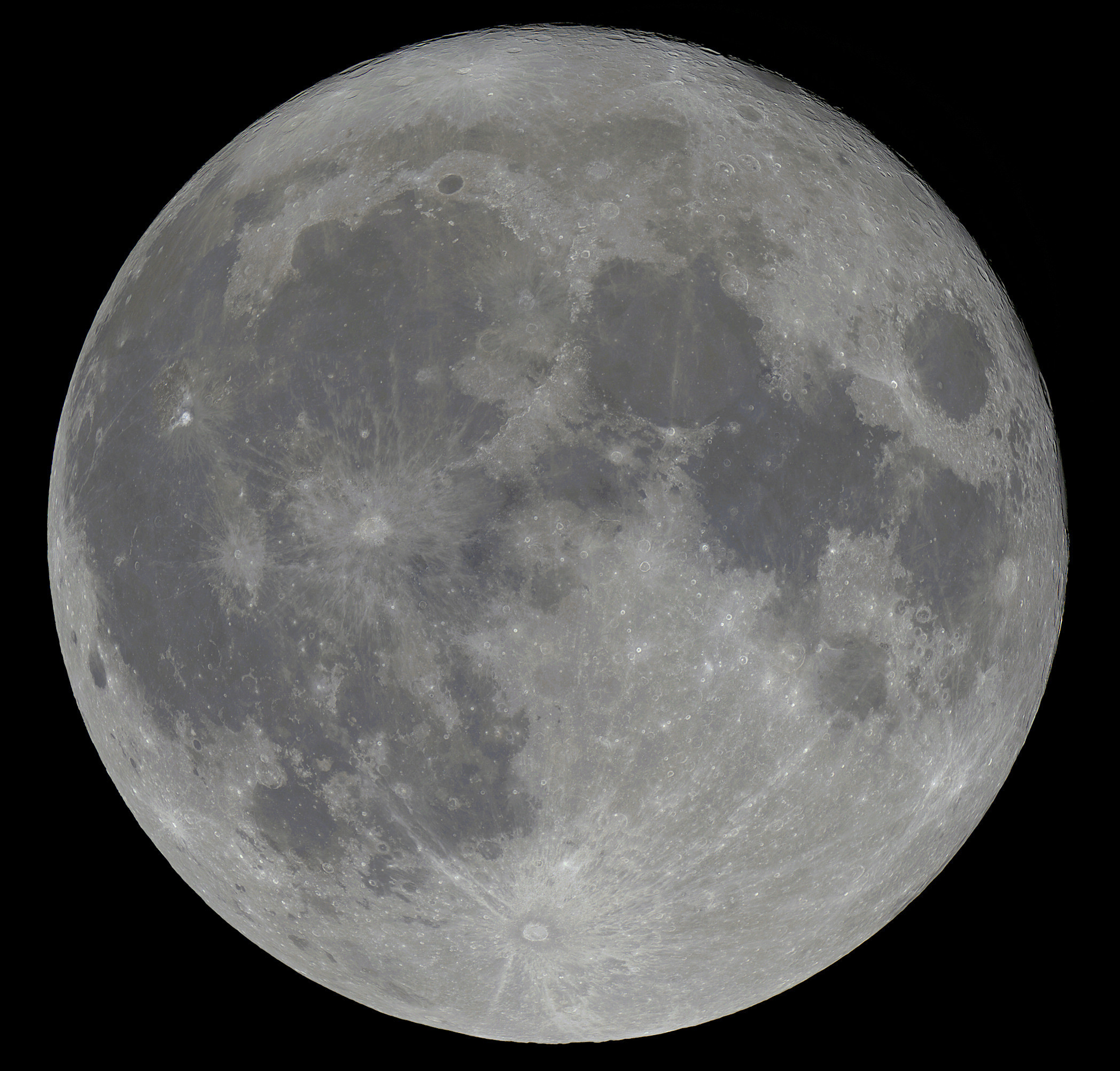 Měsíc ve (skoro) super úplňku - vyšší rozlišení - RGB