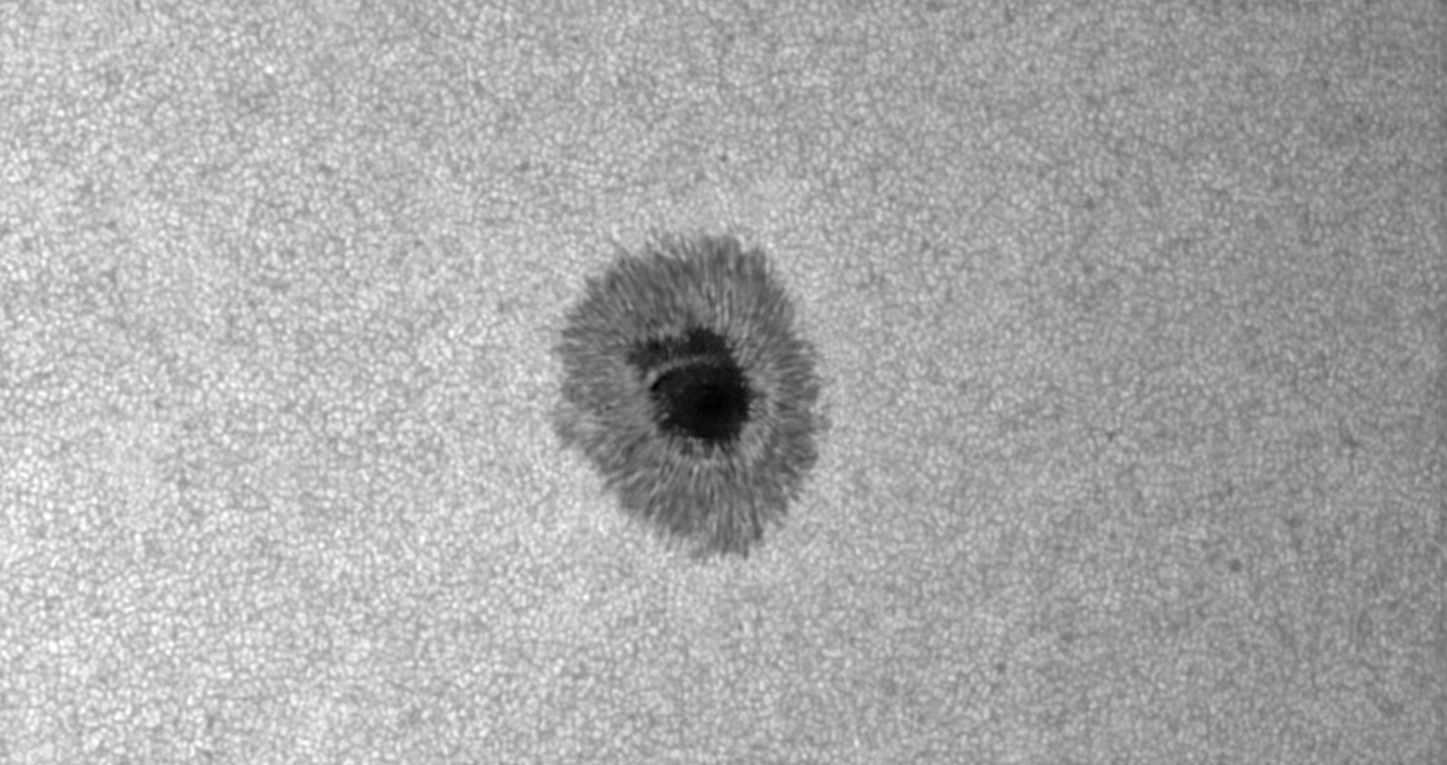 Skupina skvrn 2738 HDR