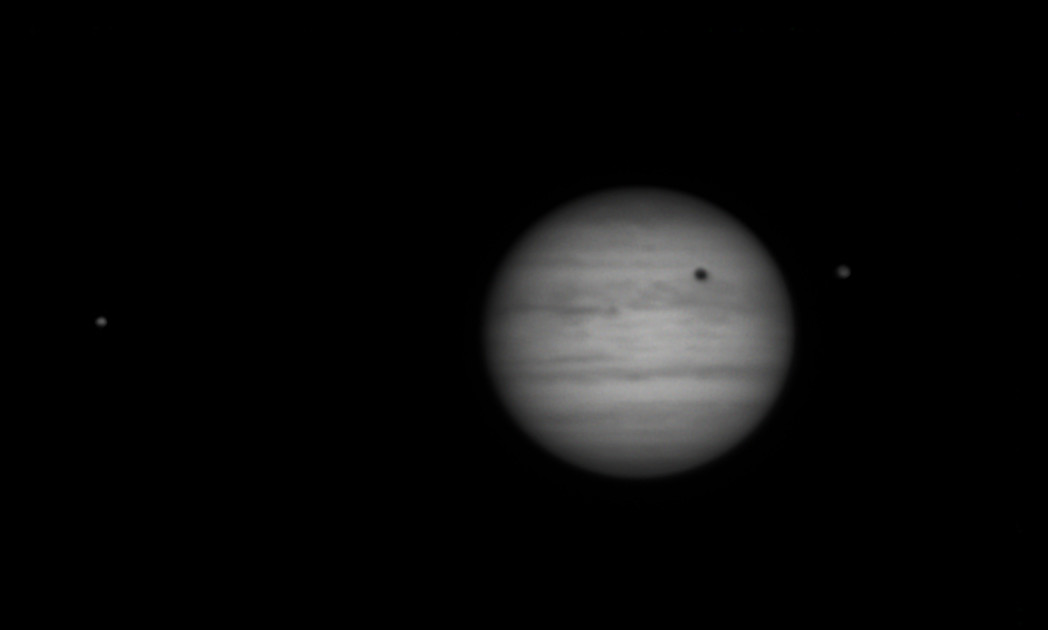 Jupiter (R), Io a přechod Ganymeda