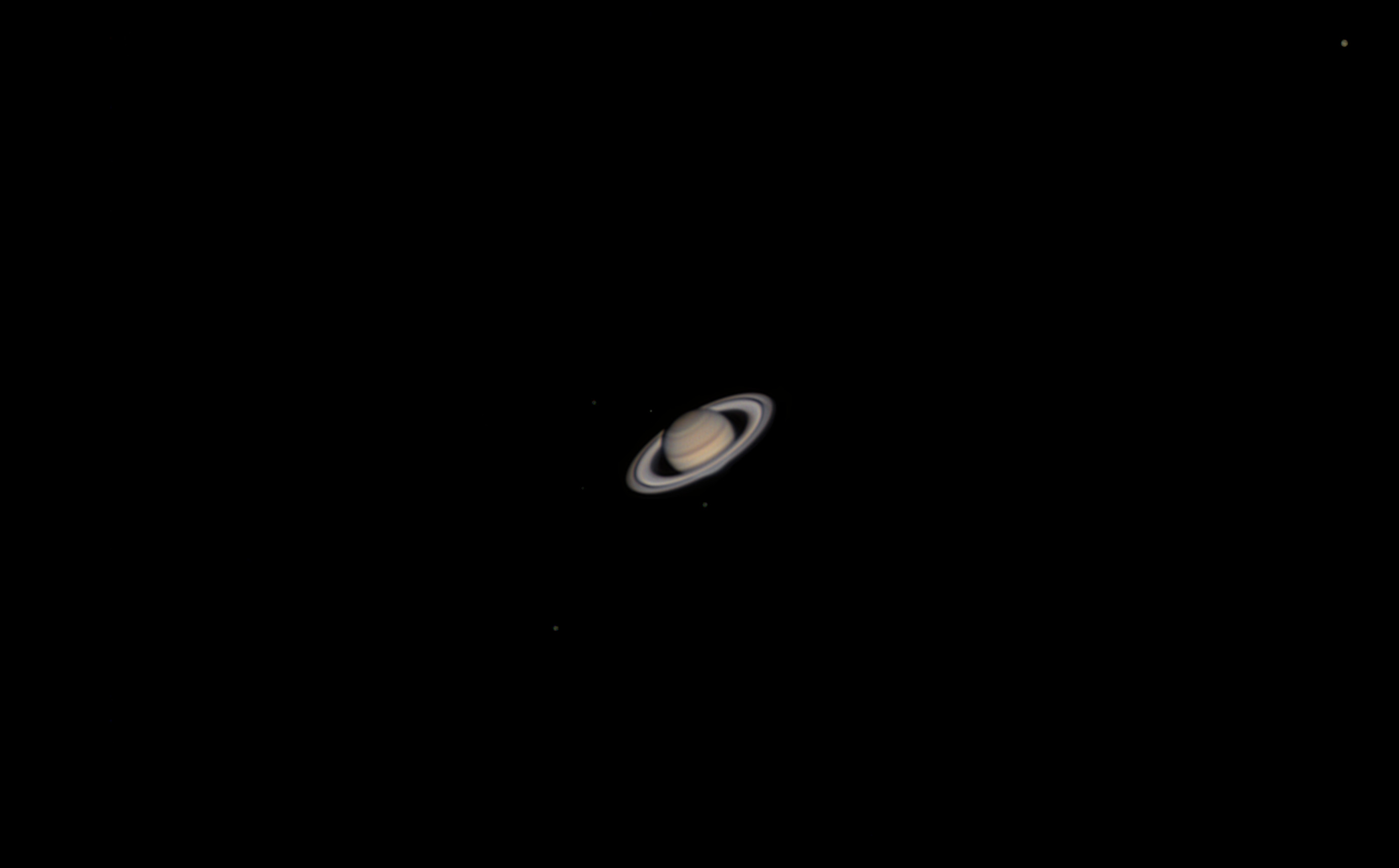 Saturn a širší okolí s 6 měsíci