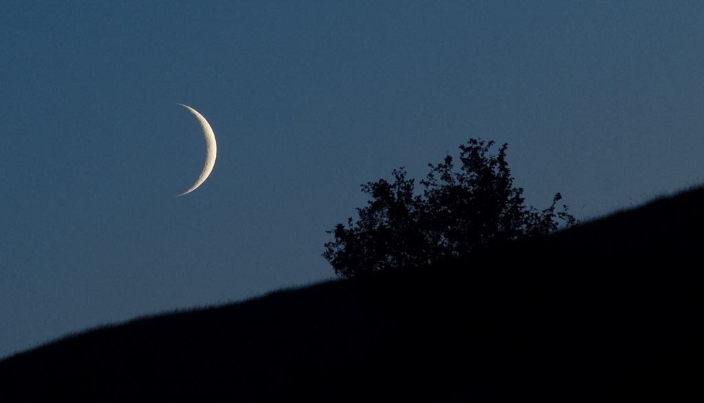 Měsíc nad kopcem