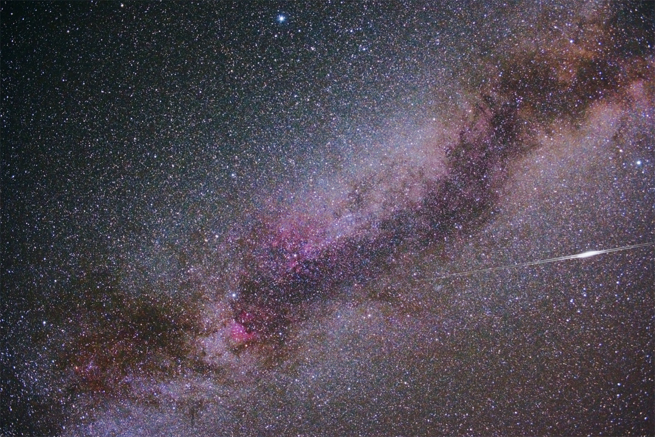 Mléčná dráha + záblesk dvou cca -8mag Iridií