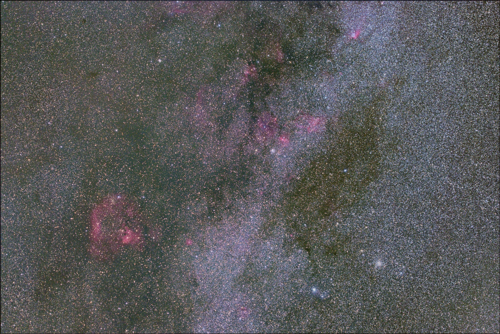 NGC7822 a okoli
