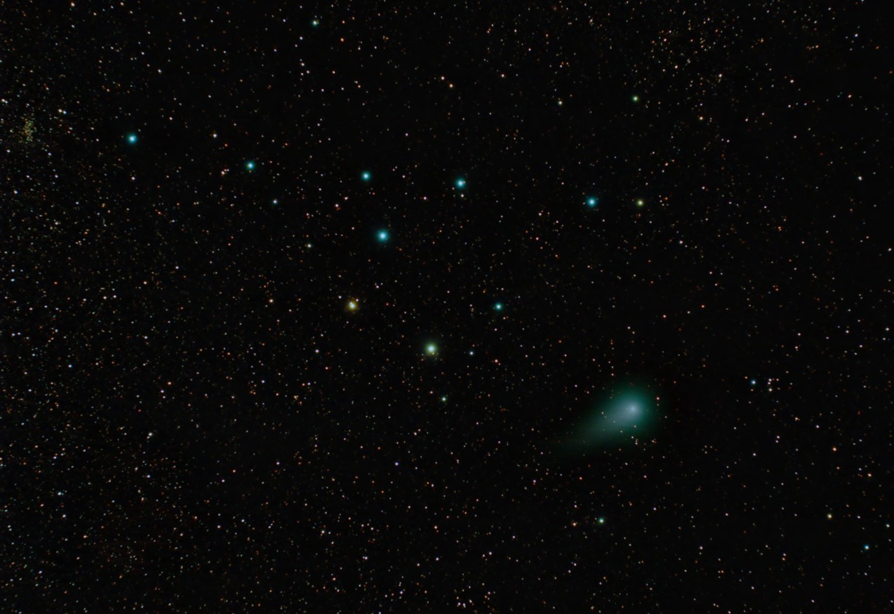 Comet C2009/P1 Garradd flying around Coathanger asterism