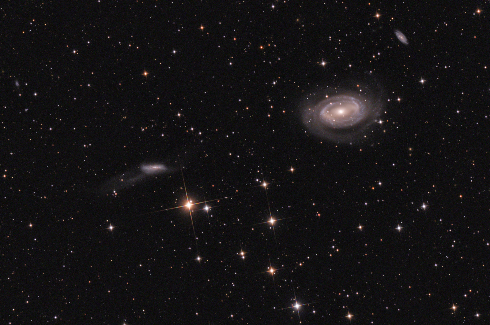 Galaxie NGC 4725 a NGC 4747 ( Arp 159) v Com