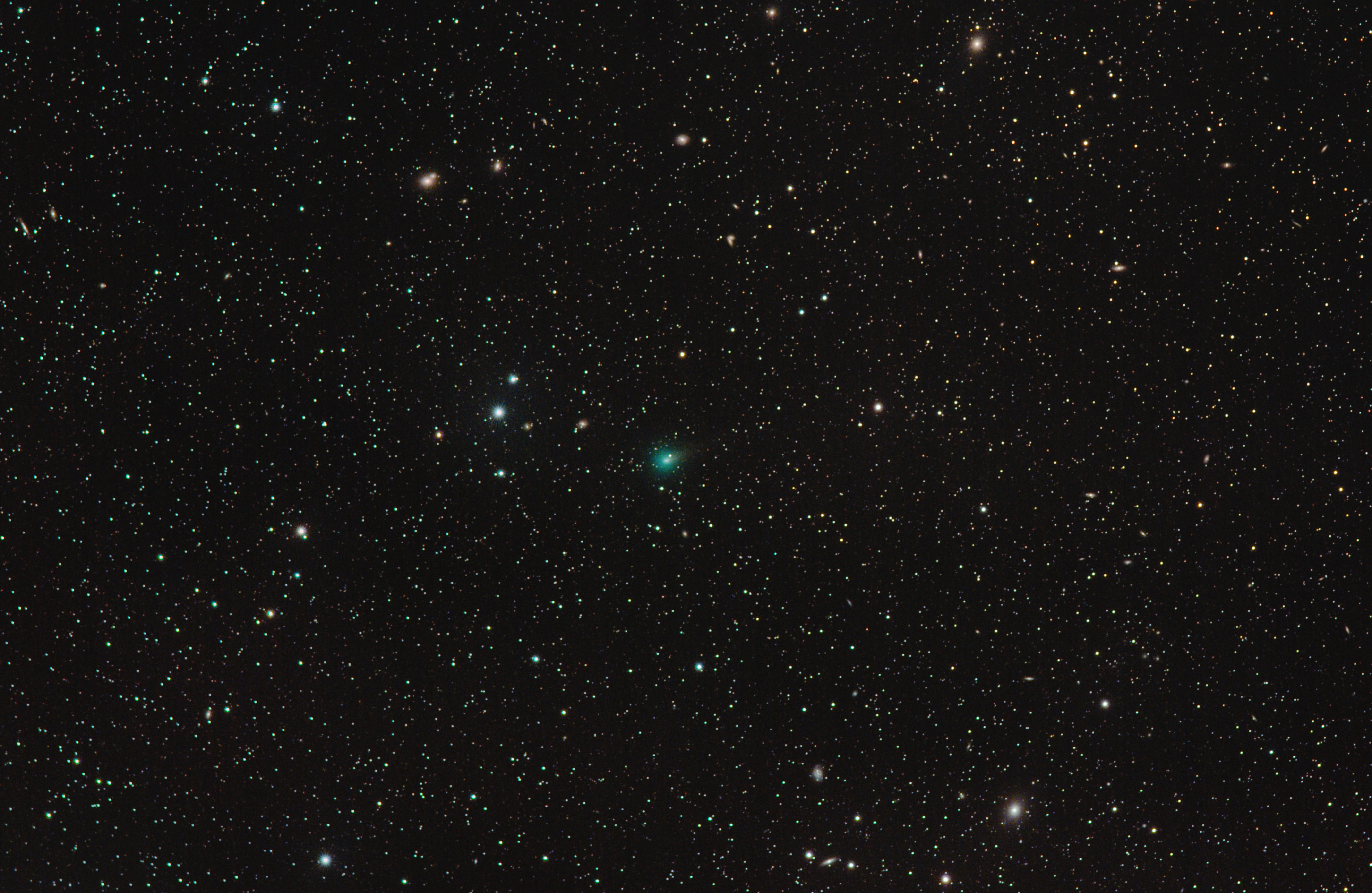 Kometa 62P/Tsuchinshan v kupě galaxií v Panně