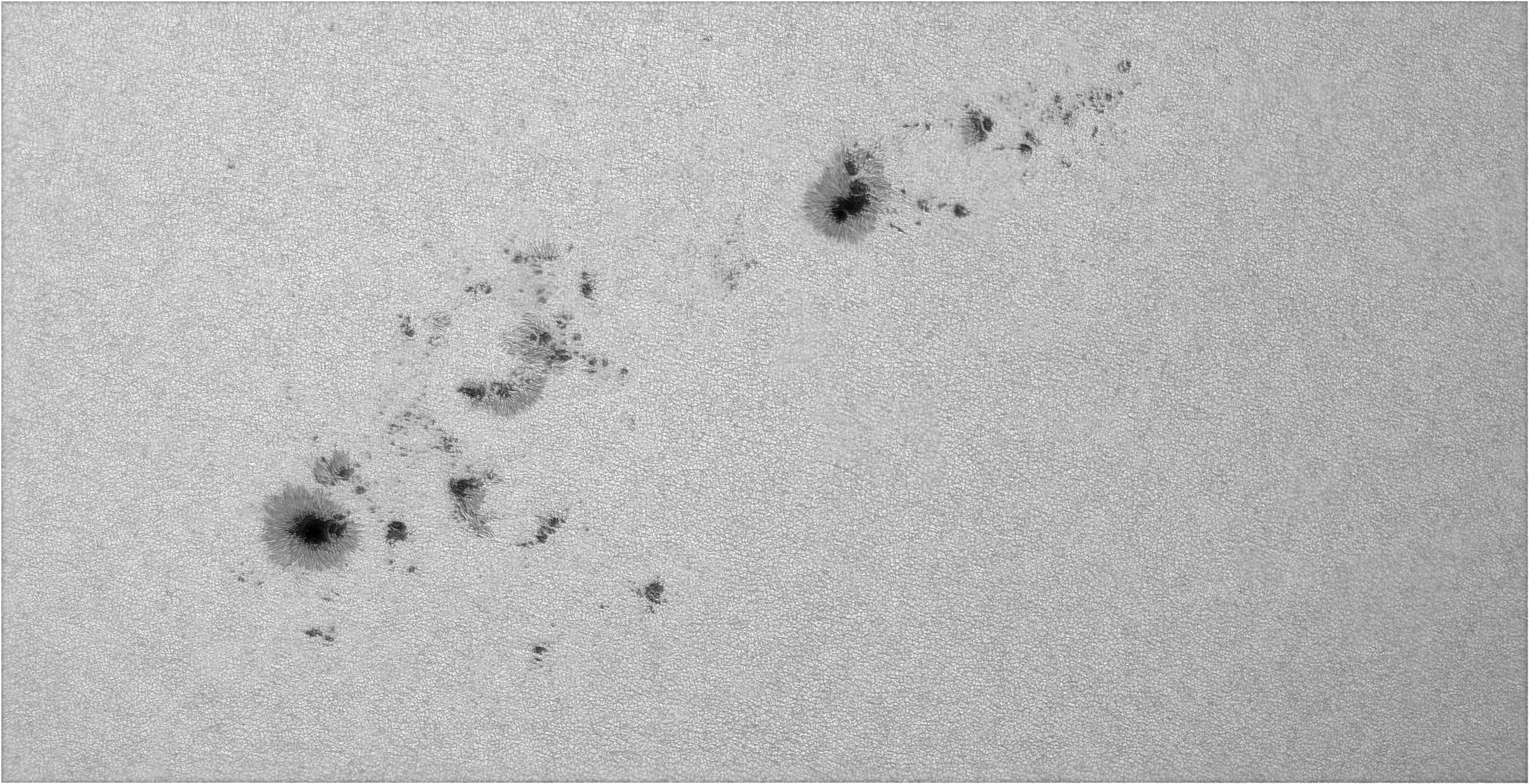 Sluneční skvrny (3777 a 3744