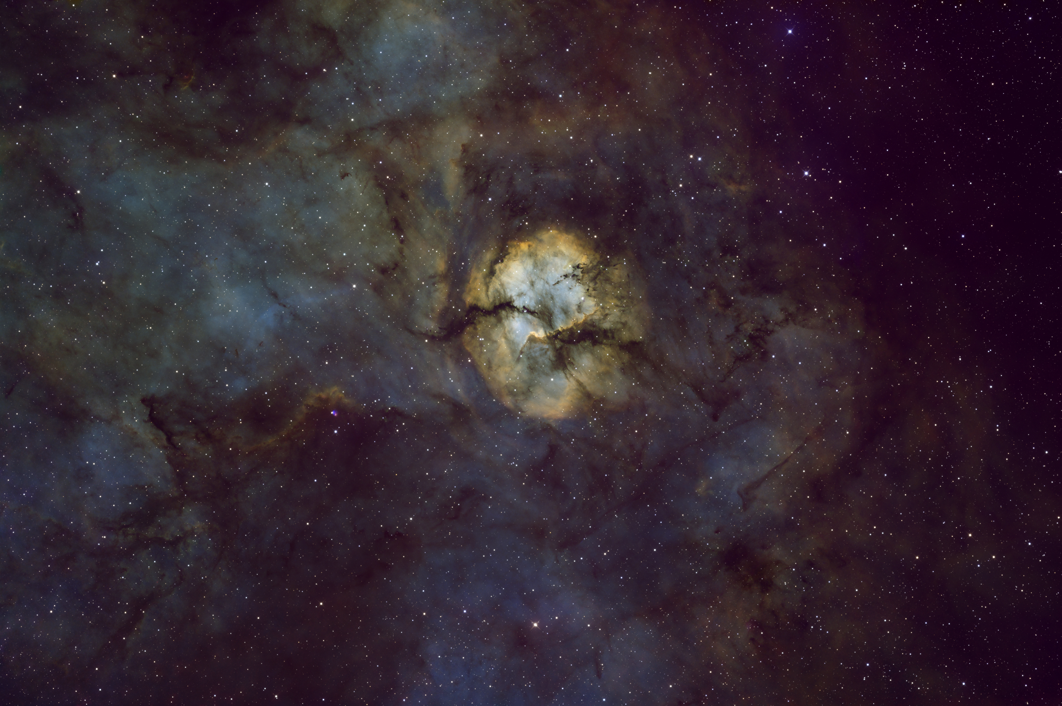 Sh2-124 ''Skrytá mlhovina'' v Labuti ( SHO paleta)